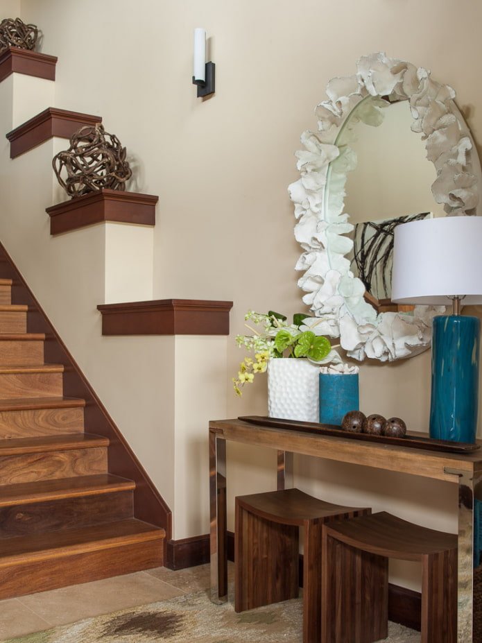 decorazione a specchio nell'interno del corridoio