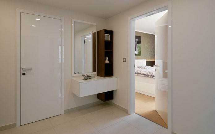 specchio con mobiletto all'interno del corridoio