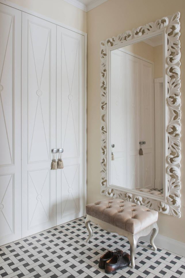 specchio con cornice bianca all'interno del corridoio