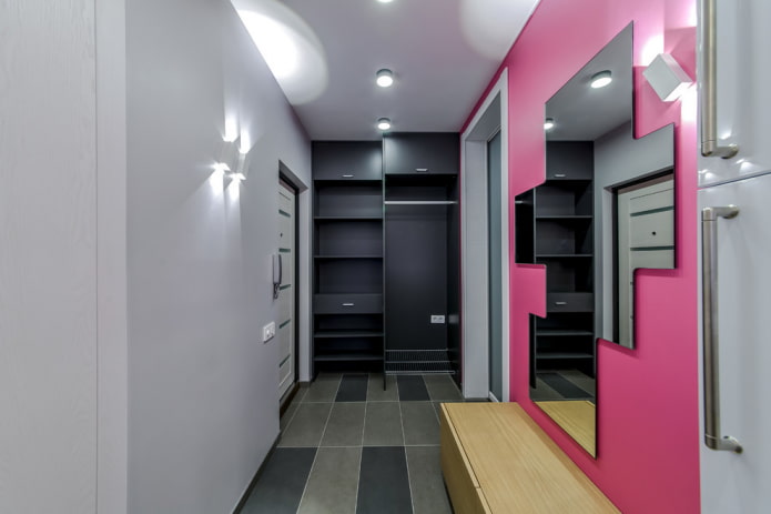 specchio decorato all'interno del corridoio
