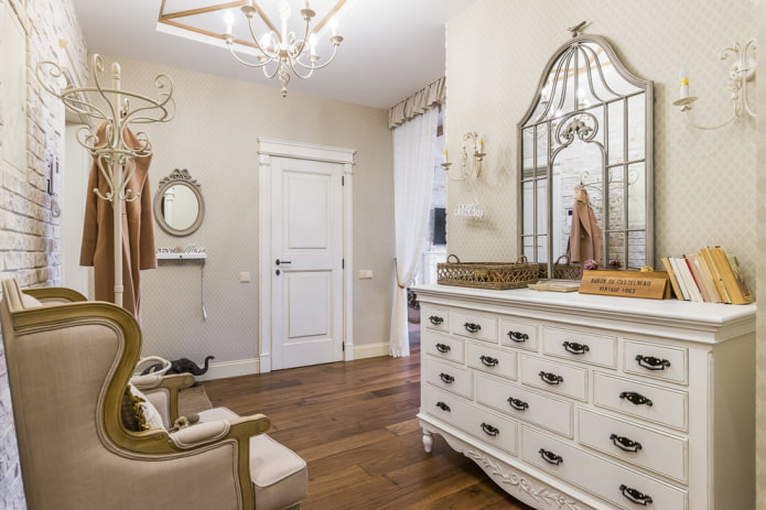 specchio all'interno del corridoio in stile provenzale