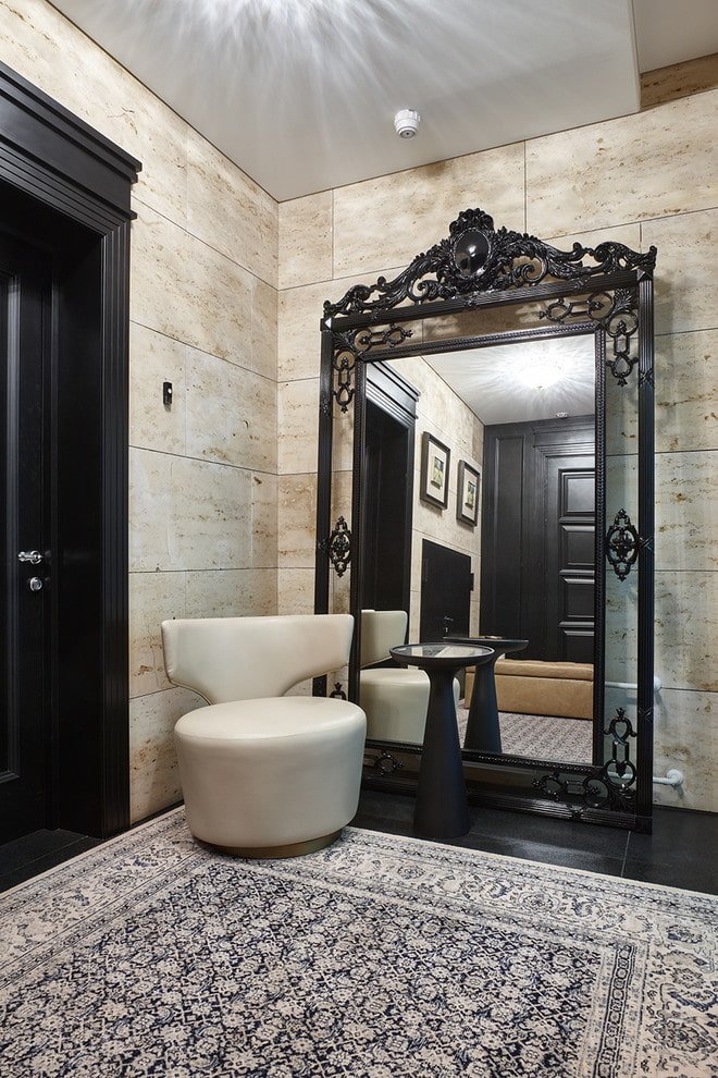 grande specchio nel interno del corridoio