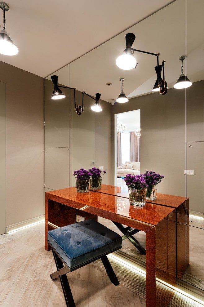specchio con tavolo all'interno del corridoio