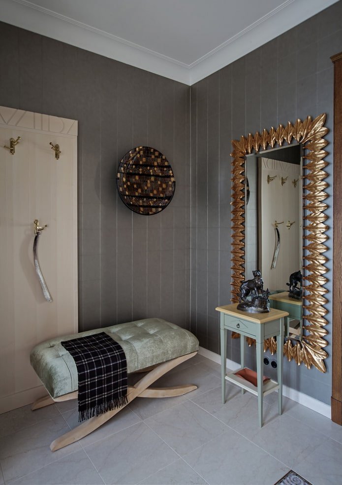 specchio con cornice forgiata all'interno del corridoio