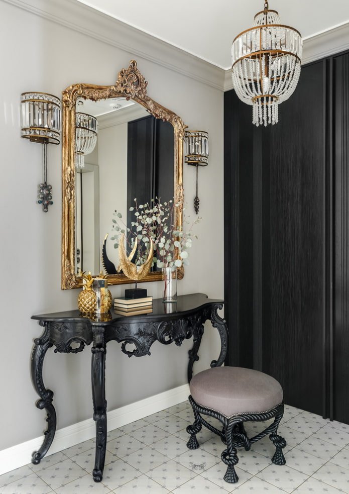 specchio con cornice forgiata all'interno del corridoio