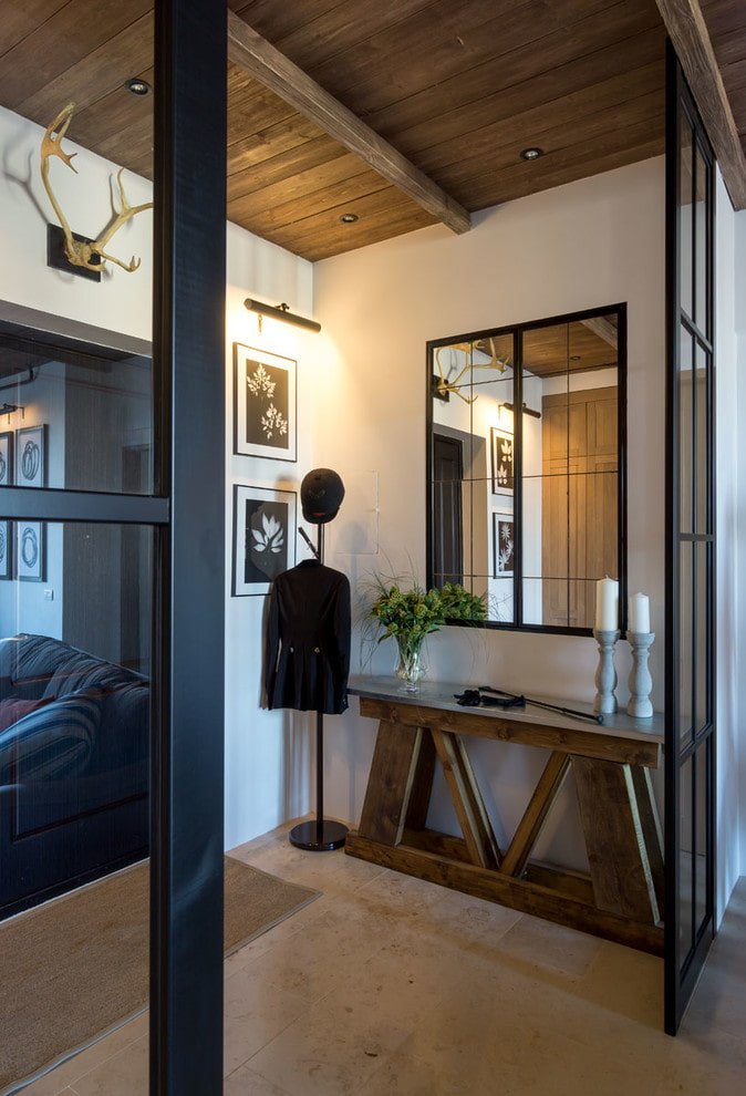 specchio all'interno del corridoio