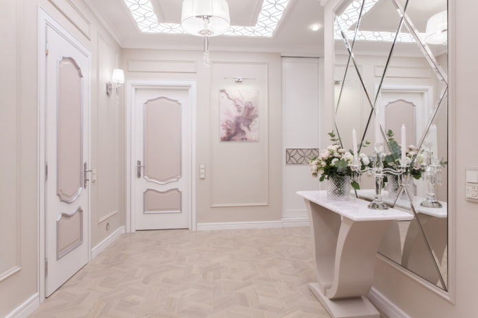 specchio con diamanti all'interno del corridoio