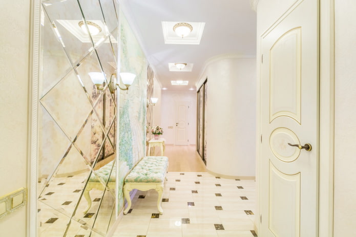 specchio con diamanti all'interno del corridoio