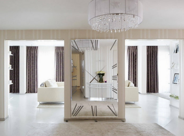 grande specchio all'interno del corridoio