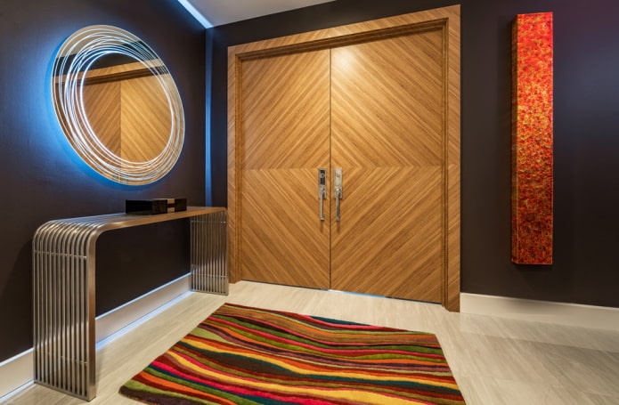 specchio con illuminazione di contorno all'interno del corridoio