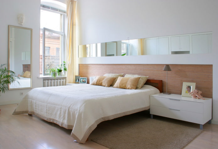 specchio montato in una parete nell'interno della camera da letto