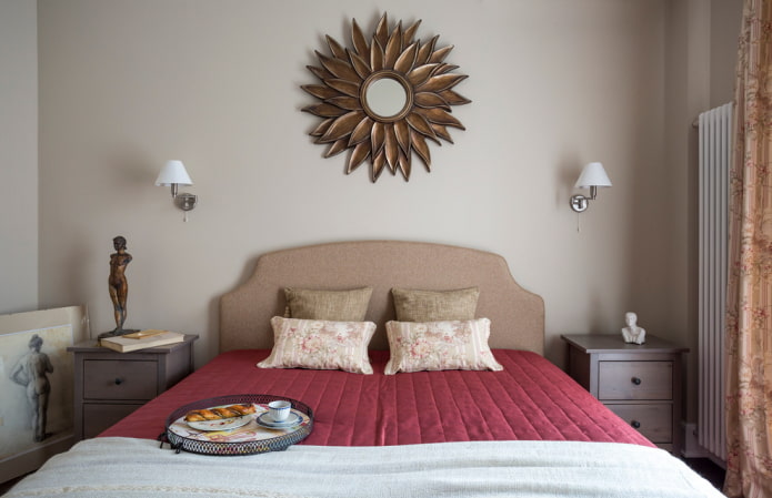 specchio a forma di sole nell'interno della camera da letto