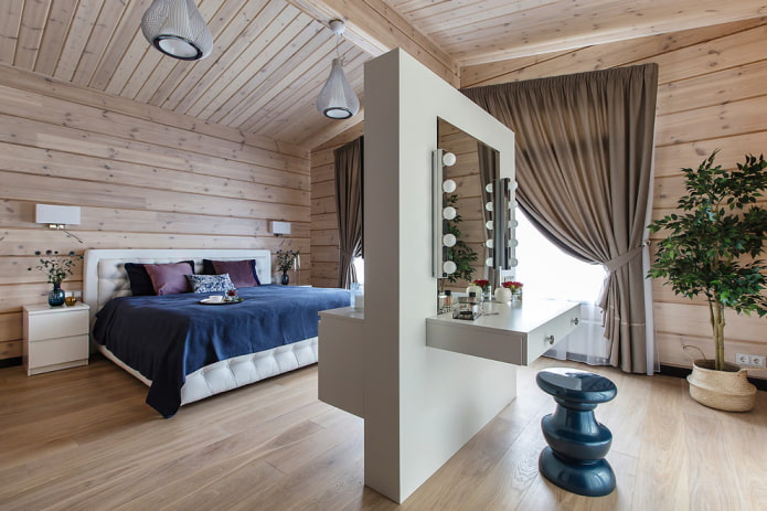 specchio con tavolo nell'arredamento della camera da letto