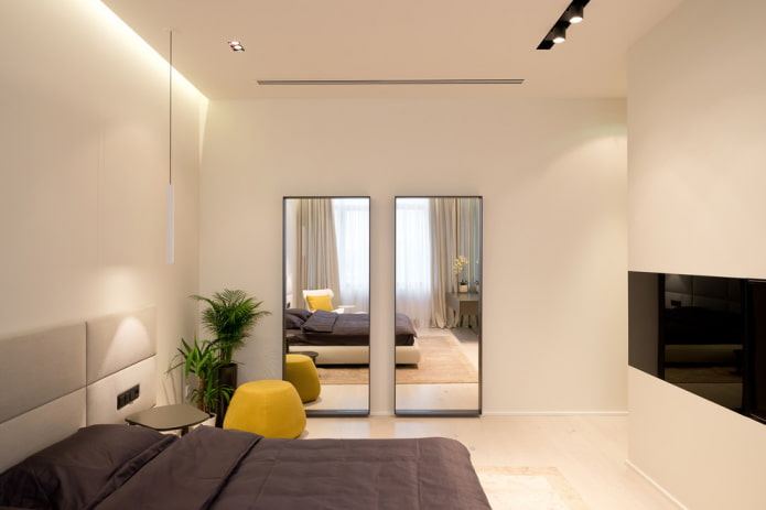 specchio di fronte alla finestra nell'interno della camera da letto