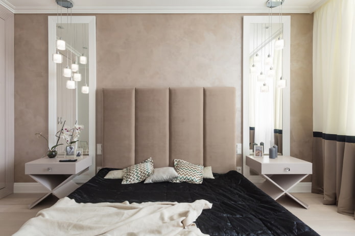 specchi con lampade nell'interno della camera da letto