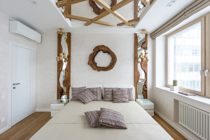 specchio sul soffitto nell'interno della camera da letto