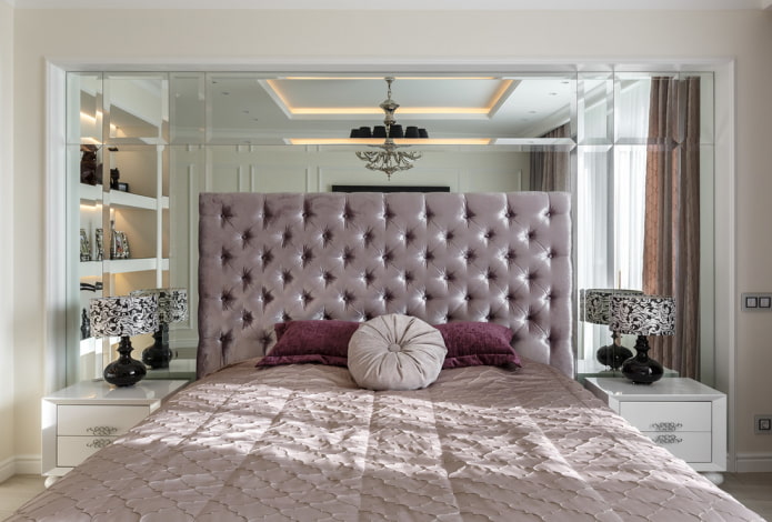 specchio con una sfaccettatura nell'interno della camera da letto