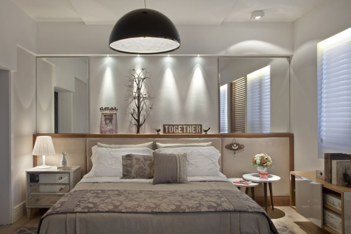 specchio in una nicchia nell'interno della camera da letto