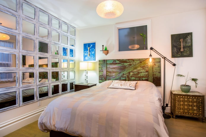 specchio fatto di quadrati nell'interno della camera da letto