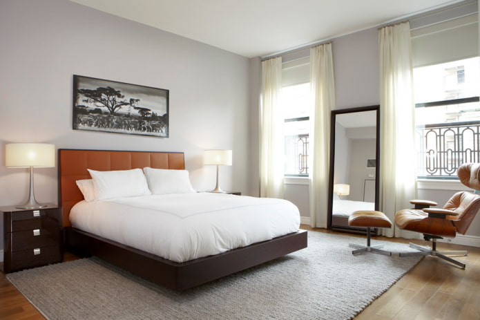 specchio all'interno della camera da letto in stile moderno