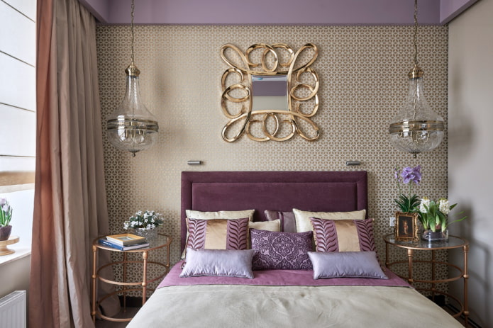 specchio con cornice dorata all'interno della camera da letto