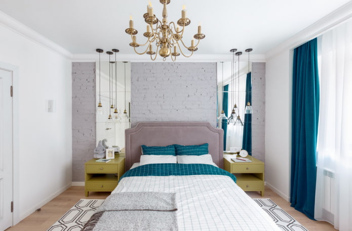 specchi con lampade nell'interno della camera da letto
