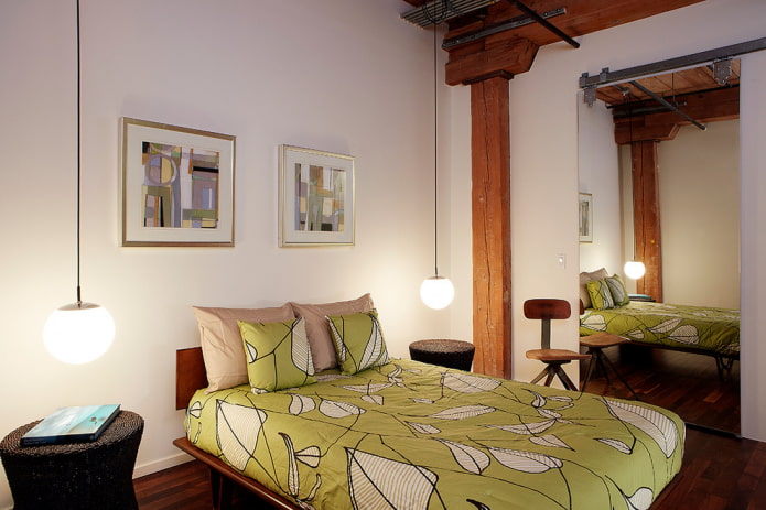 specchio a figura intera nell'interno della camera da letto
