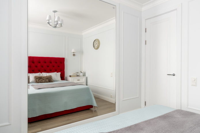 specchio a figura intera nell'interno della camera da letto
