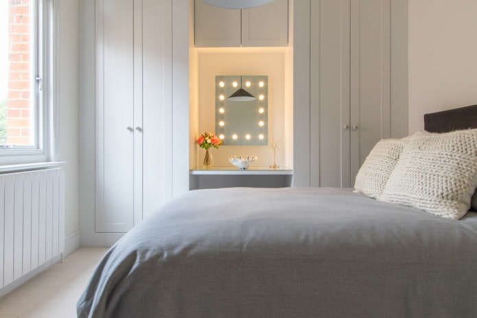 specchio con lampadine lungo il perimetro della camera da letto