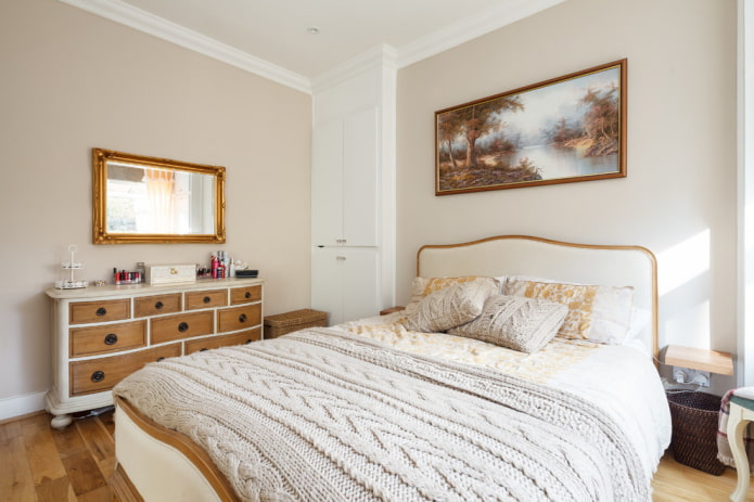 specchio all'interno della camera da letto in stile classico