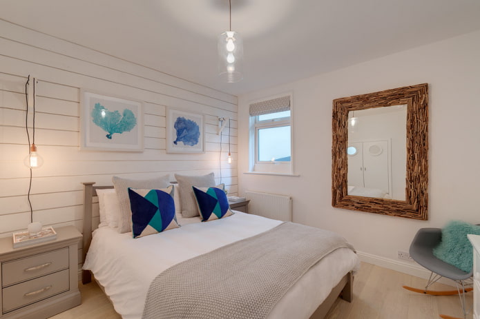 specchio da parete nell'arredamento della camera da letto