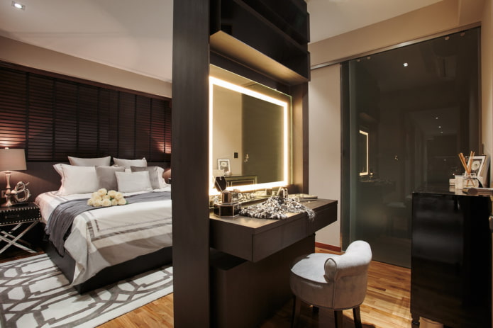 specchio con retroilluminazione a LED in camera da letto
