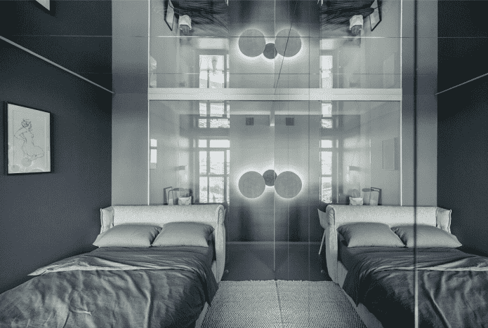 specchio sul soffitto nell'interno della camera da letto