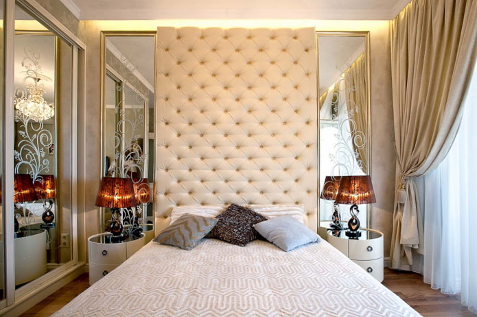 specchi con motivi nell'interno della camera da letto