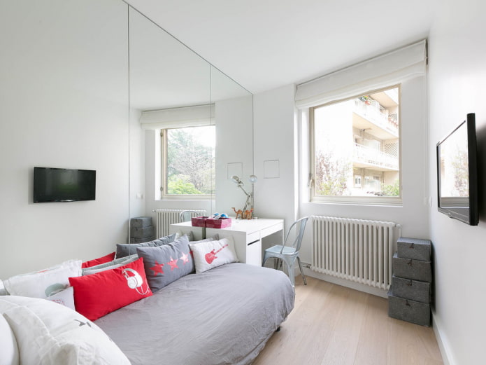 specchio su tutta la parete all'interno della camera da letto