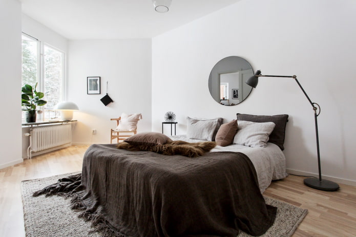 specchio rotondo nell'interno della camera da letto