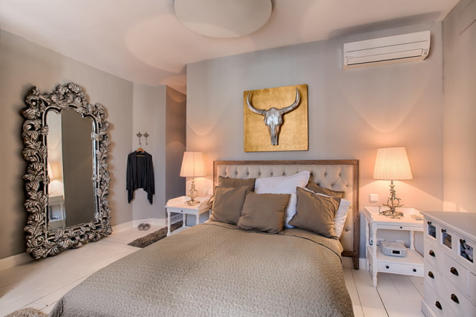 specchio con cornice argentata all'interno della camera da letto