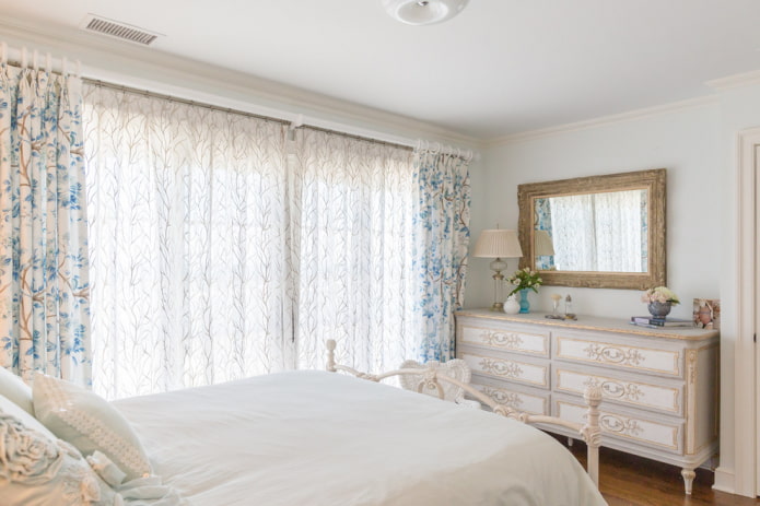 specchio all'interno della camera da letto in stile provenzale