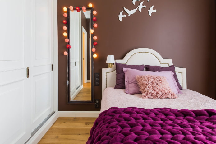 specchio stretto nell'interno della camera da letto