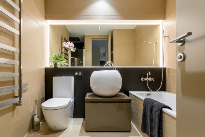 specchio incassato nella parete nell'interno del bagno