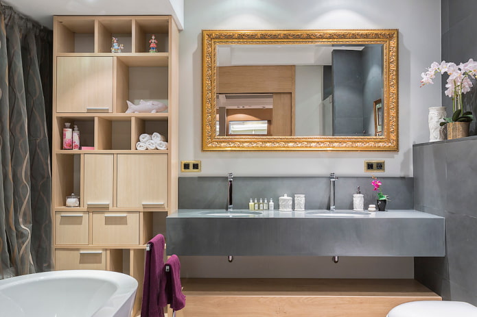 specchio con cornice nell'interno del bagno
