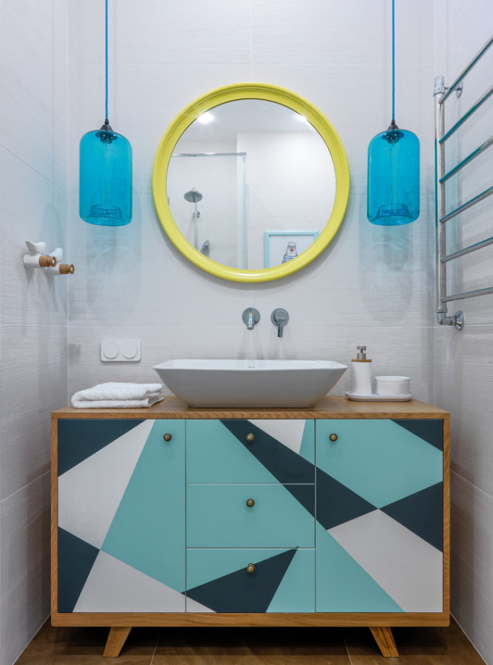 specchio rotondo nell'interno del bagno