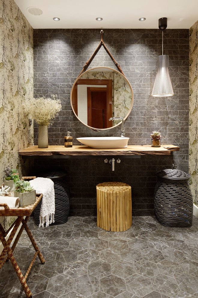 specchio rotondo nell'interno del bagno