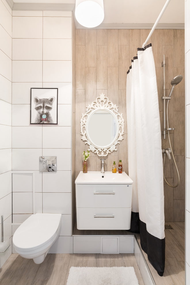 specchio sopra il lavabo nell'interno del bagno