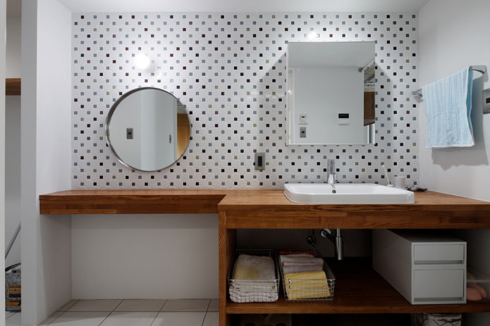 due specchi sulla parete nell'interno del bagno