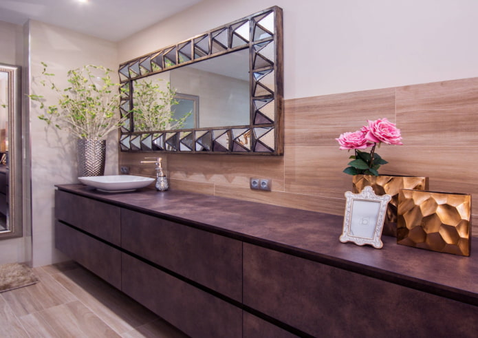 specchio rettangolare nell'interno del bagno