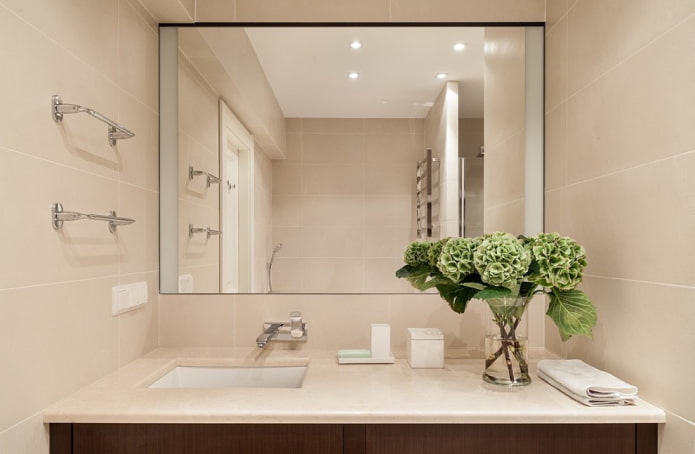 specchio rettangolare nell'interno del bagno