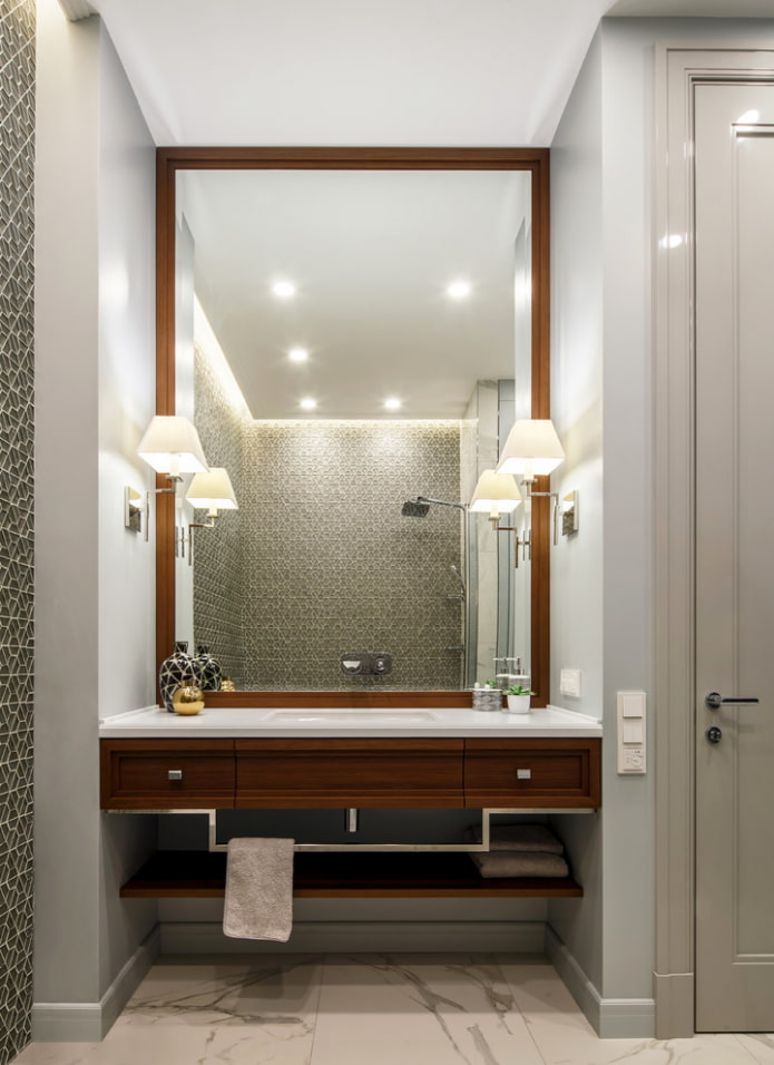 specchio con applique nell'interno del bagno