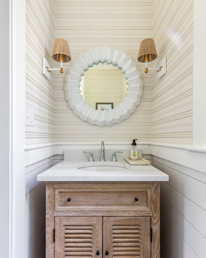 specchio con applique nell'interno del bagno