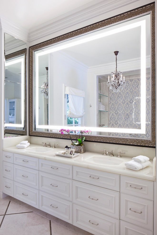 specchio con illuminazione interna nell'interno del bagno